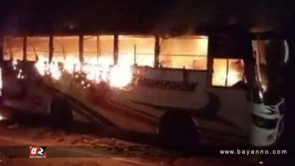 মহাসড়কে দাঁড়িয়ে থাকা বাসে আগুন