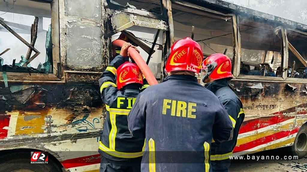 দিনের বেলায় কাকরাইলে বাসে আগুন
