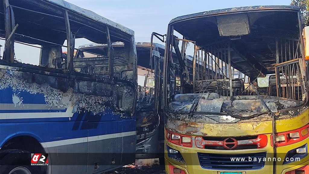 নাটোরে ভোরে দুর্বৃত্তদের আগুনে পুড়লো তিন বাস