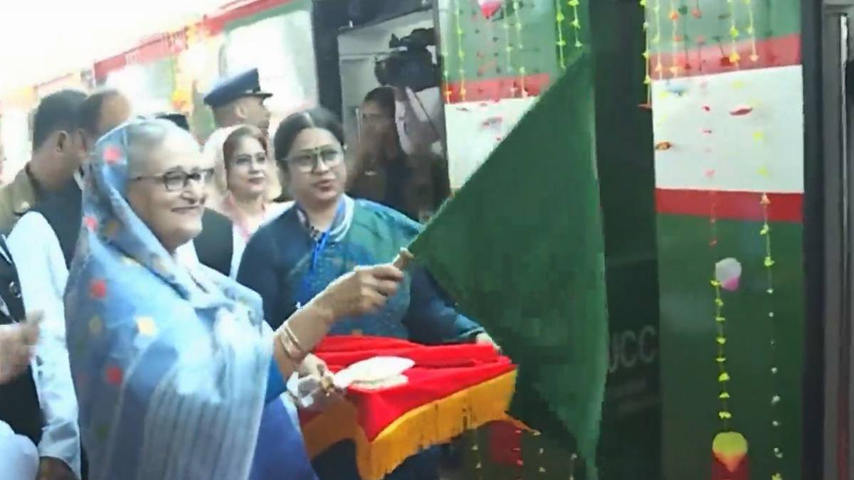 কক্সবাজার থেকে ট্রেনে রামু গেলেন প্রধানমন্ত্রী ট্রেনে