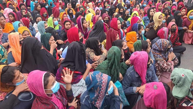 গাজীপুরে  বেতন বৃদ্ধির দাবিতে মহাসড়কে অবরোধ